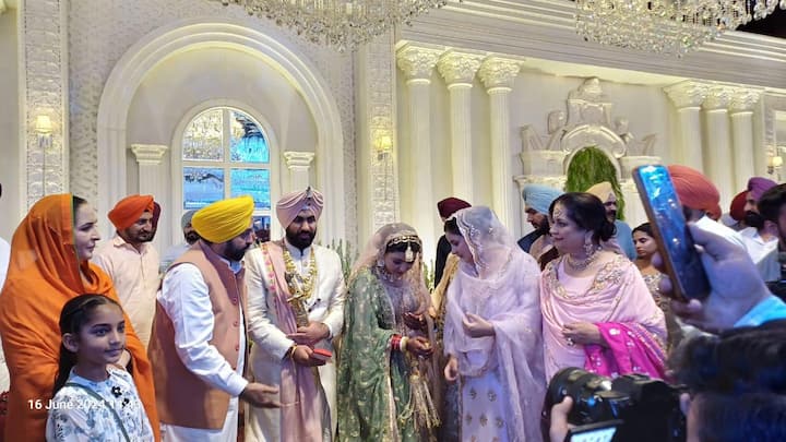 ਦੱਸ ਦੇਈਏ ਕਿ ਪੰਜਾਬ ਦੇ ਸੈਰ-ਸਪਾਟਾ ਮੰਤਰੀ ਤੇ ਵਿਧਾਨ ਸਭਾ ਹਲਕਾ ਖਰੜ ਤੋਂ ਵਿਧਾਇਕ ਅਨਮੋਲ ਗਗਨ ਮਾਨ ਦਾ ਵਿਆਹ ਅੱਜ ਐਡਵੋਕੇਟ ਸ਼ਹਿਬਾਜ਼ ਸੋਹੀ ਨਾਲ ਹੋਇਆ। ਸੋਹੀ ਪਰਿਵਾਰ ਦਾ ਨਾਂਅ ਵੀ ਸਿਆਸਤ ਵਿੱਚ ਸਰਗਰਮ ਹੈ।