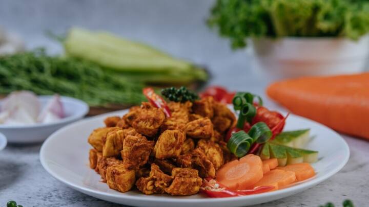 बता दें कि भारत में सबसे ज्यादा ऩॉनवेज नागालैंड में लोग खाते हैं. यहां पर 99.8 फीसदी आबादी नॉनवेज खाती है. आसान भाषा में कहा जाए तो यहां के सभी लोग नॉनवेज खाते हैं.