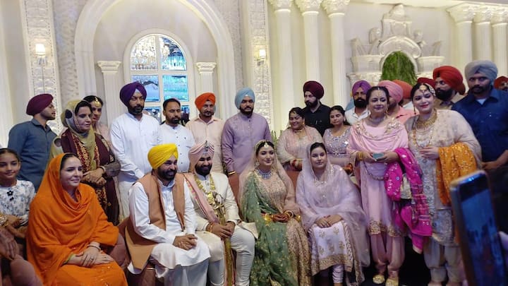 ਵਿਆਹ ਤੋਂ ਉਨ੍ਹਾਂ ਦੀਆਂ ਕਈ ਸ਼ਾਨਦਾਰ ਤਸਵੀਰਾਂ ਸਾਹਮਣੇ ਆਈਆਂ ਹਨ। ਇਨ੍ਹਾਂ ਤਸਵੀਰਾਂ ਵਿੱਚ ਇੱਕ ਵਾਰ ਫਿਰ ਤੋਂ ਡਾਂ. ਗੁਰਪ੍ਰੀਤ ਕੌਰ ਖਿੱਚ ਦਾ ਕੇਂਦਰ ਬਣੀ।