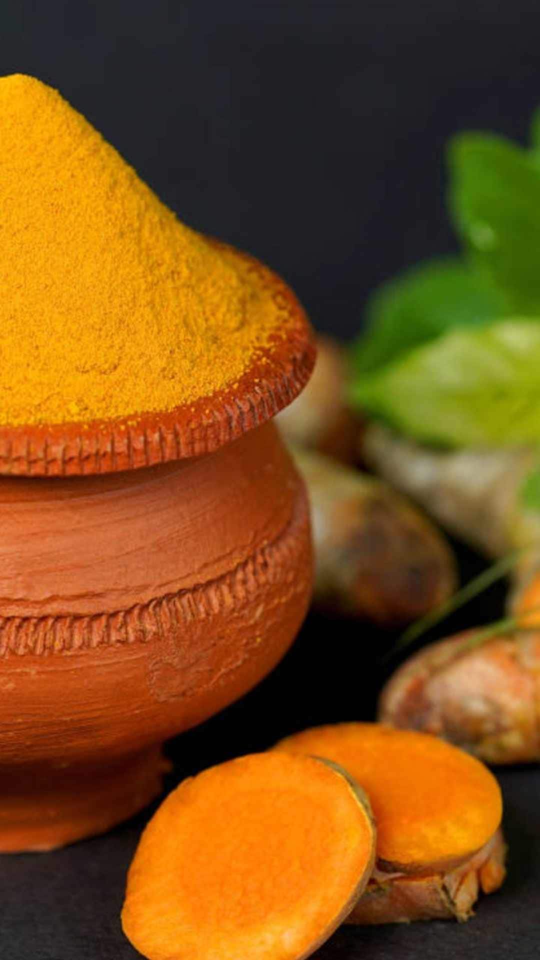 Hingoli news Turmeric Market Down soybean market farmer upset हिंगोलीत हळदीचा भाव पडला फिका! सोयाबीनलाही मिळेना भाव, शेतकऱ्यांमध्ये नाराजी