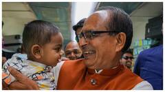 यात्रियों संग सेल्फी, बच्चों को दुलार... ट्रेन में शिवराज का दिखा 'मामा' वाला अंदाज