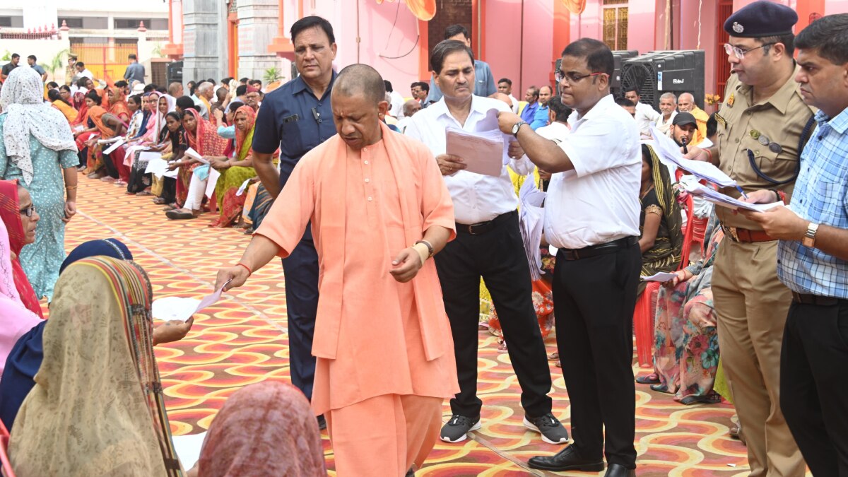 गोरखनाथ मंदिर में फिर लगना शुरू हुआ जनता दरबार, सीएम योगी आदित्यनाथ ने सुनीं लोगों की समस्याएं