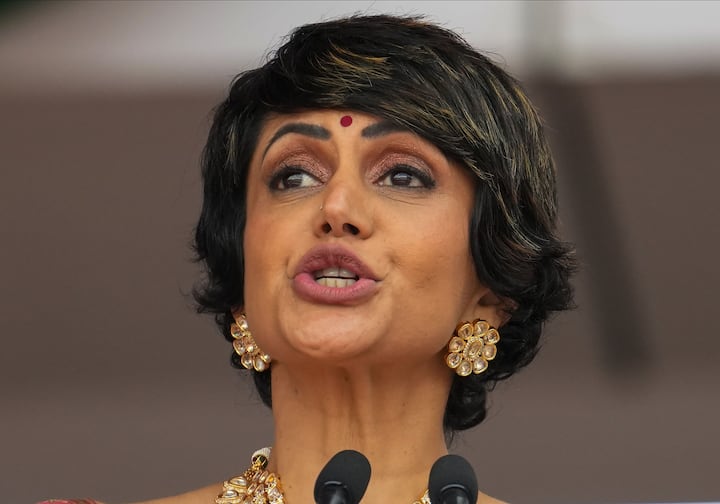 मंदिरा ने कहा- 'मैं एक सवाल पूछती, मेरे कुछ सवाल सच में बेवकूफी वाले, इर-रेलिवेंट थे. लेकिन मेरा कहना ये था कि आप वही सवाल पूछें जो आपके मन में आते हैं. आपके मन में जो कुछ भी है, वो टेबल से बाहर नहीं है, आगे बढ़ें और पूछें.'