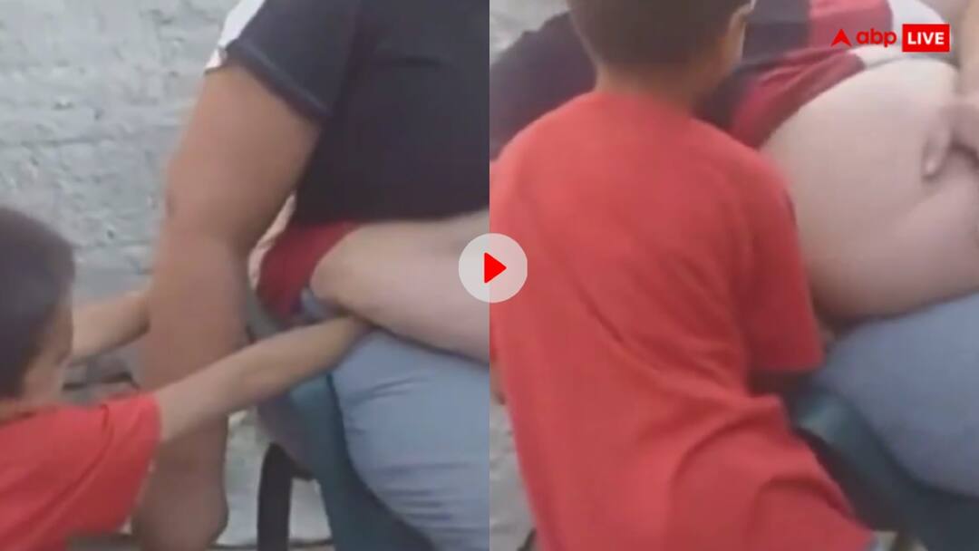 Video: बाप रे इतना बड़ा पेट...शख्स ने अपने पेट के नीचे दबा गायब कर दिया बच्चे का हाथ child hand gets lost under the man's fat stomach causing the child to scream goes viral Video: बाप रे इतना बड़ा पेट...शख्स ने अपने पेट के नीचे दबा गायब कर दिया बच्चे का हाथ