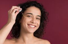 Face Serum: इन चीजों का इस्तेमाल कर आप भी घर पर बना सकते हैं फेस सिरम...