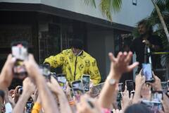 Amitabh Bachchan Pics: संडे दर्शन के लिए अमिताभ बच्चन के बंगले पर पहुंची हजारों फैंस की भीड़, एक्टर ने सादगी से फिर जीता दिल