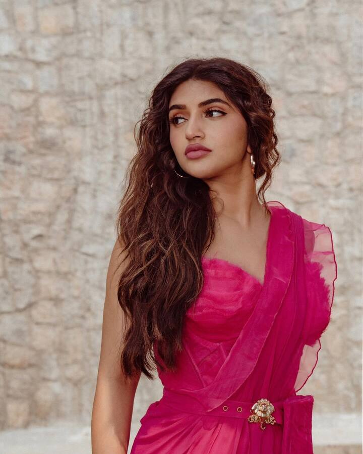 రవితేజతో ఇప్పటికే ‘ధమాకా‘ సినిమా చేసి మంచి సక్సెస్ అందుకున్న శ్రీలీల.. అతడితో మరో మూవీ చేస్తోంది. రీసెంట్ గా ఈ సినిమాకు సంబంధించిన పూజా కార్యక్రమాలు మొదలయ్యాయి. Photo Credit: Sreeleela/Instagram