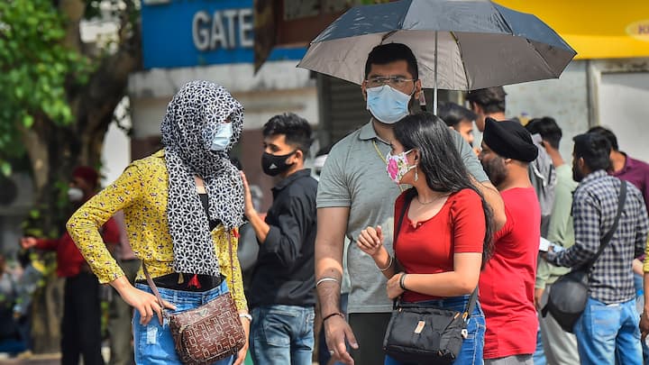 दिल्ली में 17 जून को अधिकतम एवं न्यूनतम तापमान क्रमश: 45 डिग्री और 32 डिग्री के आसपास रहने की संभावना है.