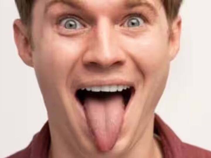 ਜੇਕਰ ਜੀਭ ਦਾ ਰੰਗ ਚਿੱਟਾ ਦਿਖਾਈ ਦਿੰਦਾ ਹੈ ਤਾਂ ਇਹ ਕਿਸੇ ਗੰਭੀਰ ਬੀਮਾਰੀ ਦਾ ਸੰਕੇਤ ਹੋ ਸਕਦਾ ਹੈ। ਖੋਜ ਮੁਤਾਬਕ ਜਦੋਂ ਤੁਹਾਡੀ ਜੀਭ ਦਾ ਰੰਗ ਸਫੈਦ ਹੋ ਜਾਂਦਾ ਹੈ ਤਾਂ ਸਰੀਰ ਵਿੱਚ ਪਾਣੀ ਦੀ ਕਮੀ ਹੋ ਜਾਂਦੀ ਹੈ। ਚਿੱਟੀ ਜੀਭ ਦੇ ਲਿਊਕੋਪਲਾਕੀਆ, ਓਰਲ ਲਾਈਕੇਨ ਪਲੈਨਸ ਅਤੇ ਸਿਫਿਲਿਸ ਵਰਗੀਆਂ ਗੰਭੀਰ ਬਿਮਾਰੀਆਂ ਦੇ ਸ਼ੁਰੂਆਤੀ ਲੱਛਣ