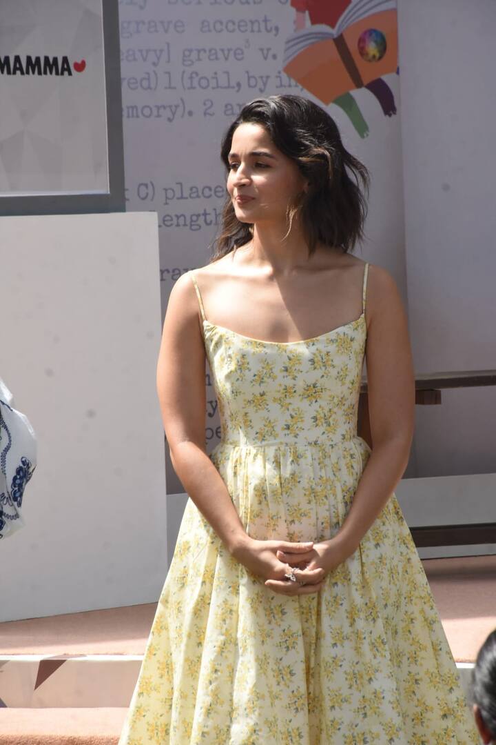 आलिया भट्ट ने अपना फ्लोरल ड्रेस लुक खुले कर्ली बालों, हाई हील्स और बेहद लाइट मेकअप के साथ पूरा किया है.