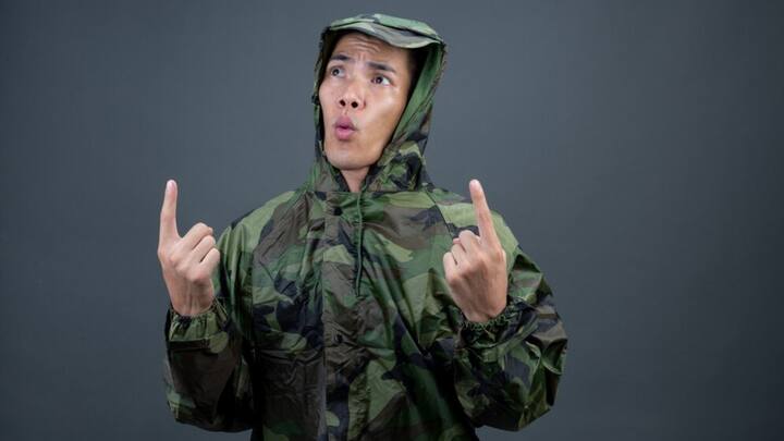 सामान्य नागरिक जब कभी आर्मी ड्रेस पहनता है, तो उसके ड्रेस पर कोई सेना चिन्ह या स्टार नहीं होता है. अगर कोई व्यक्ति सेना का जवान दिखने के लिए इन चिन्हों और स्टार का इस्तेमाल करता है, तो कानूनी रूप से उसके लिए कार्रवाई हो सकती है.