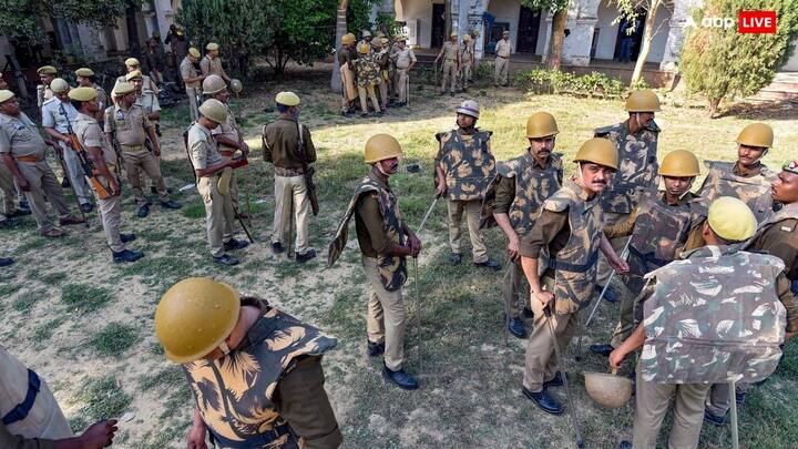 यूपी पुलिस ने बकरीद को देखते हुए अतिसंवेदनशील इलाकों में केंद्रीय अर्ध सैनिक बलों की तैनाती करने और बड़ी संख्या में पुलिस और अन्य बलों की ड्यूटी लगा दी है. हर जिले में शांति व्यवस्था बनाए रखने और जरा भी गड़बड़ होने पर तत्काल अफसरों को मौके पर पहुंचने को कहा गया है.