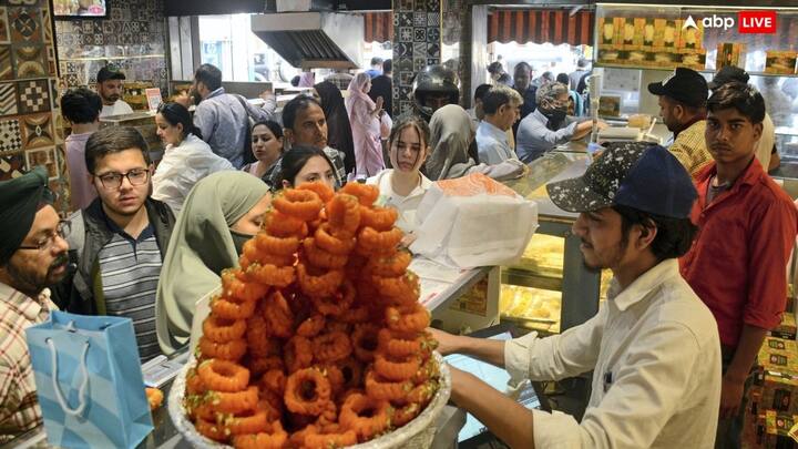 डीजीपी प्रशांत कुमार ने कहा है कि सोशल मीडिया पर अफ़वाह, आपत्तिजनक पोस्ट पर सख़्त कार्यवाही के निर्देश दिए गए हैं. जिला स्तर पर किसी भी गैर परंपरागत आयोजन की इजाज़त न दी जाए. प्रदेश के सभी संवेदनशील इलाकों में ड्रोन कैमरों से भी निगरानी की जाएगी.