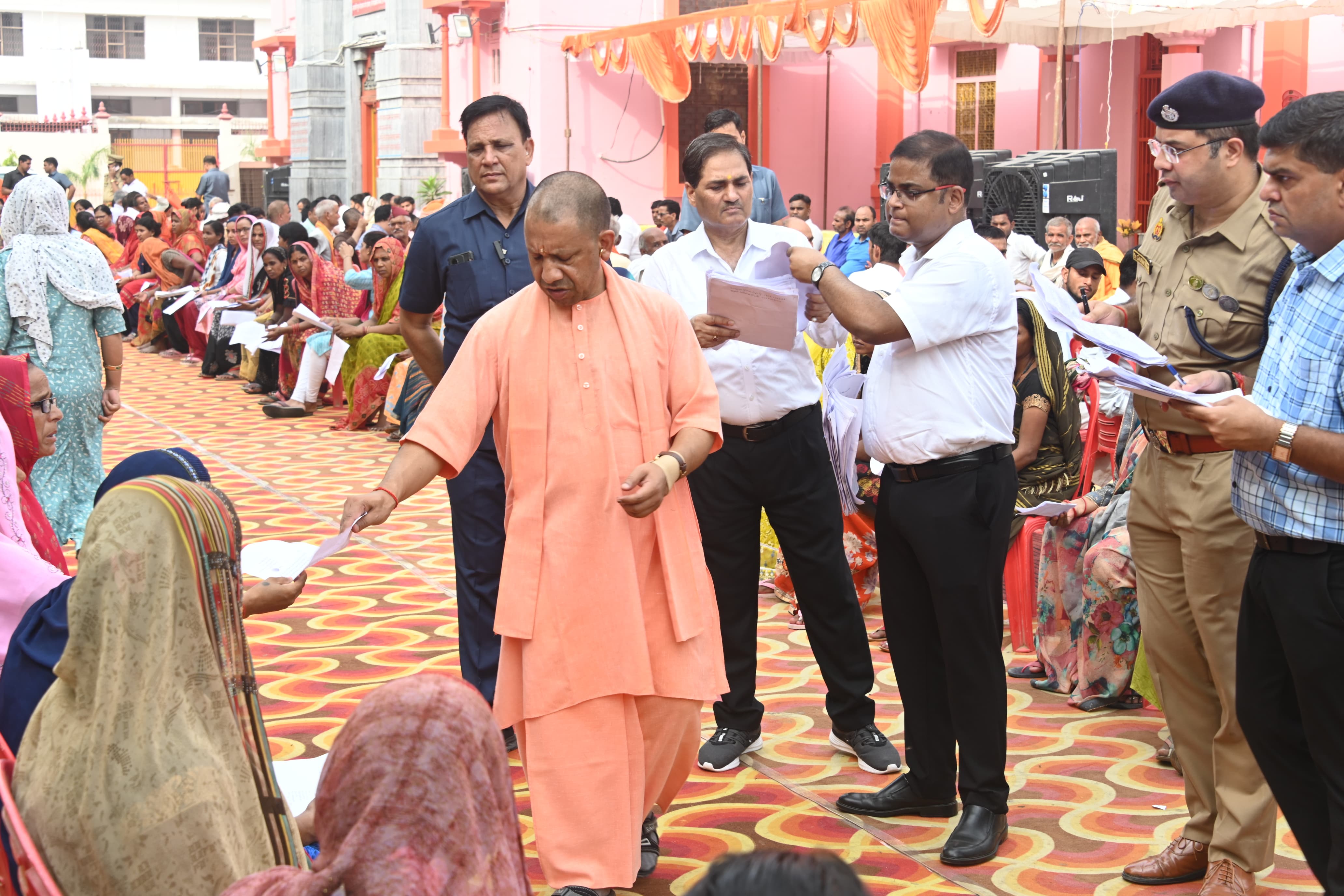 CM Yogi Adityanath Janta darbar held at Gorakhnath temple after Lok Sabha Election See Pictures ANN | गोरखनाथ मंदिर में फिर लगना शुरू हुआ जनता दरबार, सीएम योगी आदित्यनाथ ने सुनीं लोगों