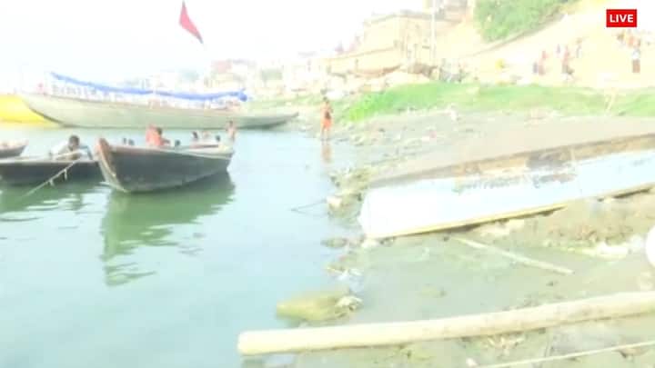 गंगा नदी के जलस्तर में रिकॉर्ड गिरावट हुई है और ये आंकड़ा अब तक के न्यूनतम 189 फीट तक पहुंच गया है. बता दें कि गंगा नदी से पंपिंग स्टेशन के माध्यम से जल खींच कर आधे से ज्यादा वाराणसी को पानी की सप्लाई की जाती है. ऐसे में अगर ये संकट बढ़ता रहा तो आगामी दिन में वाराणसी को जल की कमी से जूझना पड़ेगा.