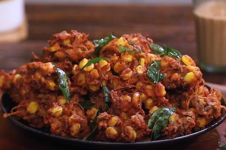 தேவையான பொருட்கள்: ஸ்வீட் சோளம் - 1 (வேகவைத்தது), வெங்காயம் - 2 நறுக்கியது , இஞ்சி - 1 துண்டு நறுக்கியது, பச்சை மிளகாய் - 3 நறுக்கியது, கறிவேப்பிலை நறுக்கியது, மஞ்சள் தூள் - 1/4 தேக்கரண்டி , காஷ்மீரி மிளகாய் தூள் - 2 தேக்கரண்டி , சீரக தூள் - 1 தேக்கரண்டி, பெருங்காயத்தூள் - 1/2 தேக்கரண்டி , கரம் மசாலா தூள் - 1 தேக்கரண்டி, உப்பு - 1 தேக்கரண்டி, கடலை மாவு - 1 கப் (250 மி .லி) அரிசி மாவு - 2 மேசைக்கரண்டி , கொத்தமல்லி இலை நறுக்கியது, தண்ணீர், எண்ணெய்