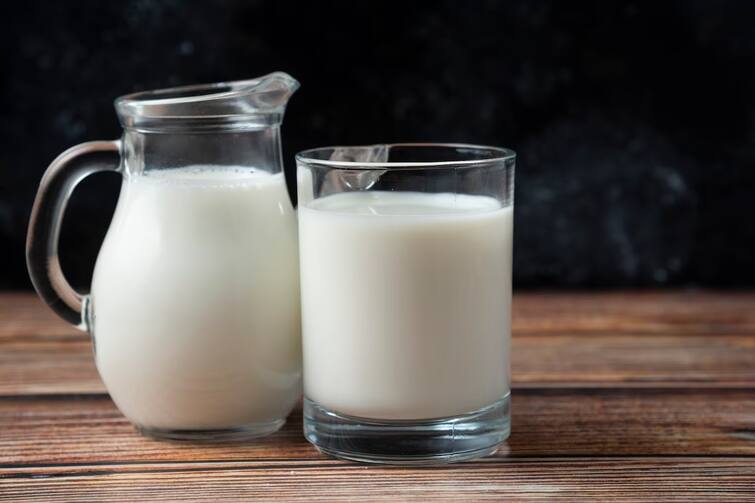 Caution, does milk consumption harm heart health Find out what the experts say Health Tips: સાવધાન, શું દૂધના સેવનથી  હાર્ટનું  હેલ્થ જોખમાય છે?  જાણો શું કહે  છે એક્સ્પર્ટ