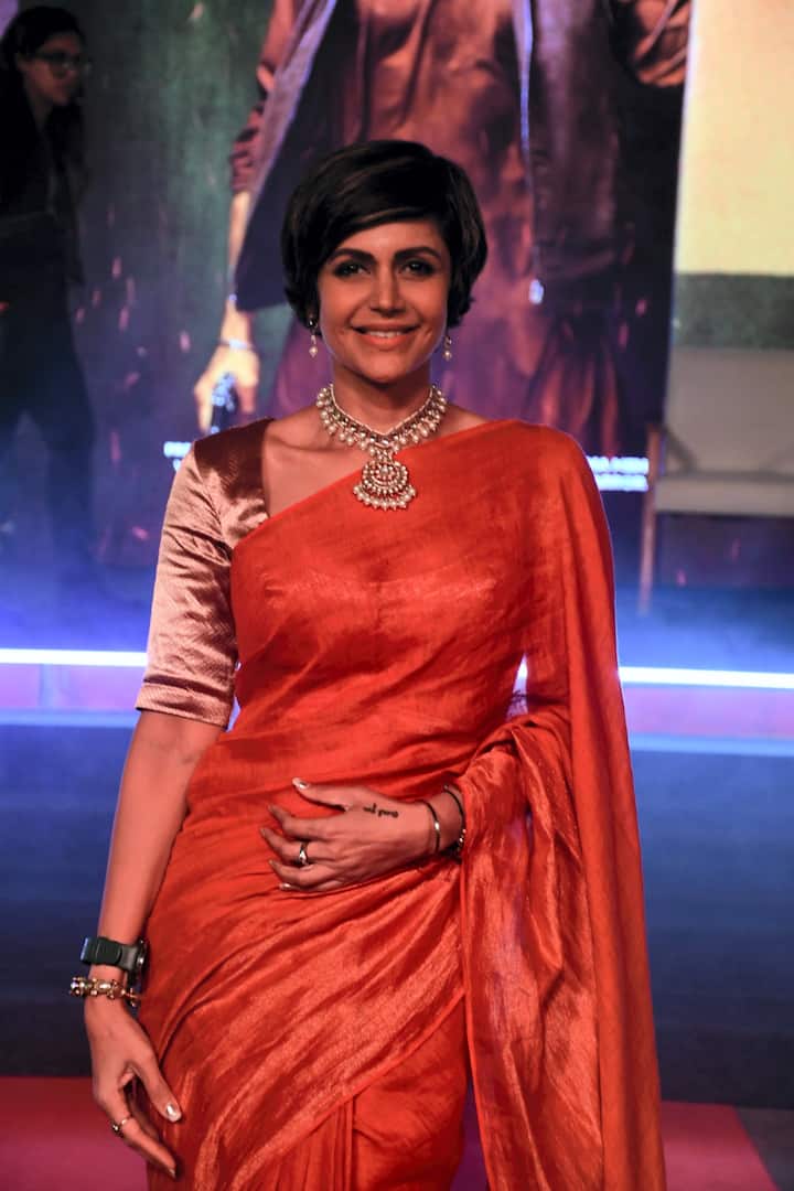 ह्यूमन्स ऑफ बॉम्बे के साथ एक इंटरव्यू में मंदिरा ने कहा- 'ये आसान नहीं था, क्योंकि उनके पास पैनल पर कभी कोई महिला नहीं बैठी थी. तो बाएं और दाएं बैठे लीजेंड पैनल में एक महिला के होने को लेकर खास एक्साइटेड नहीं थे.'