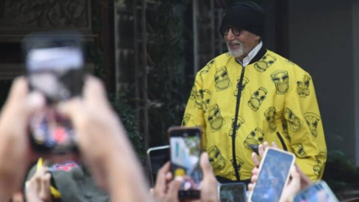 On Sunday, Amitabh Bachchan was seen meeting his admirers outside his Mumbai house, Jalsa. Take a look.