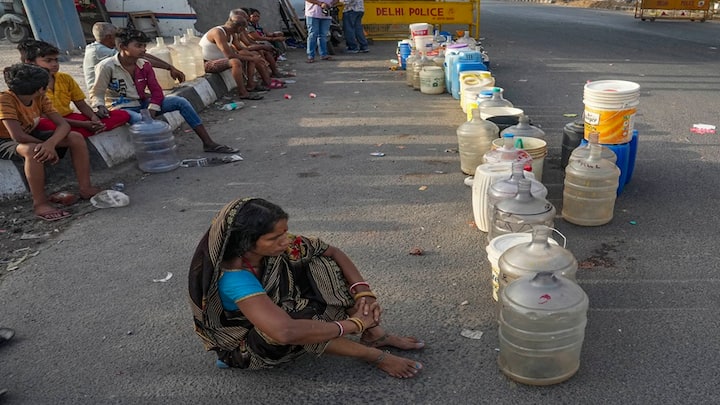 Delhi Water Crisis:  દિલ્હીના જળ સંકટથી દેશની ભયાનક તસવીર સામે આવી છે. રાજધાનીમાં પાણીની તંગી સમગ્ર દેશમાં ચર્ચાનો વિષય બની છે.