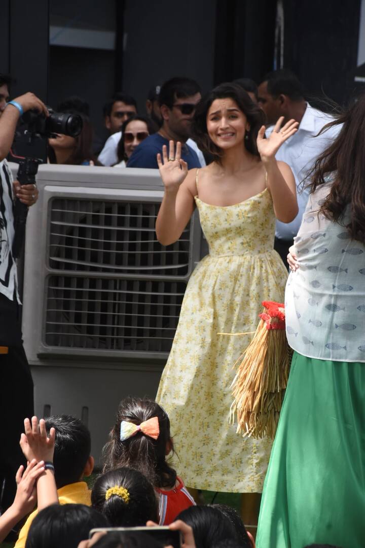 वर्कफ्रंट की बात करें तो आलिया भट्ट को आखिरी बार फिल्म ‘रॉकी और रानी की प्रेम कहानी’ में देखा गया था. जिसमें वो रणवीर सिंह के साथ नजर आई थी.