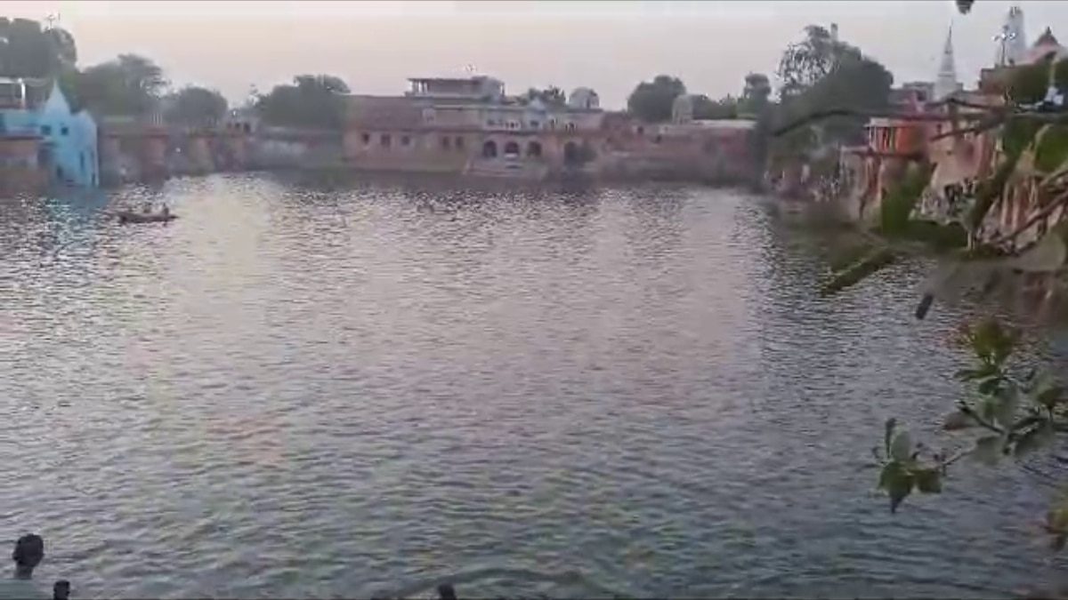 Ganga Dussehra 2024: गंगा दशहरा पर डीग में उमड़ा जैनसलाब, तीर्थराज विमल कुंड में भक्तों ने किया स्नान