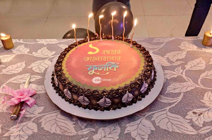 এই ধারাবাহিক টিআরপি-র তালিকাতেও বেশ ওপরে। আর তাই, দর্শকদের পছন্দের জোরেই ১ বছর পার করে ফেলল ফুলকি।