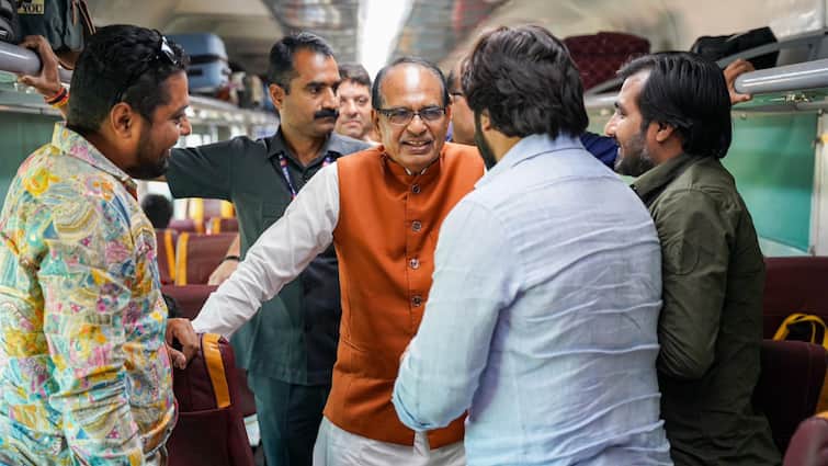 Shivraj Chouhan Train Journey Visit To MP After Joining PM Modi Cabinet Shivraj Chouhan Enjoys Train Journey On 1st Visit To MP After Joining Modi Cabinet — Video