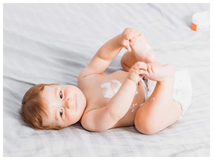 0-6 महीने के बच्चे : इस उम्र में बच्चों को सभी आवश्यक पोषक तत्व मां के दूध से मिलते हैं. अगर मां का दूध उपलब्ध नहीं है, तो फार्मूला मिल्क का उपयोग किया जा सकता है, जो जरूरी विटामिन्स और मिनरल्स से भरपूर होता है.