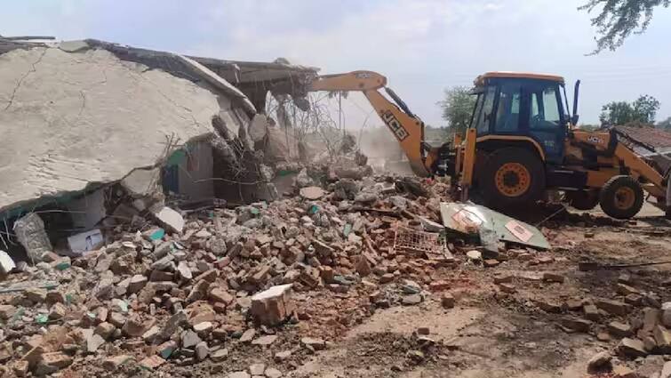 Houses of 11 muslim families were bulldozed after beef was found stored in the refrigerators மாட்டிறைச்சி வைத்திருந்ததாக வீடுகளை இடித்த கொடூரம்.. ம.பி.,யில் அதிர்ச்சி சம்பவம்!