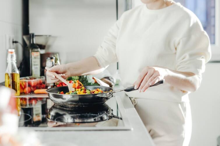 These common cooking mistakes make your food unhealthy Health Tips: રસોઈ બનાવતી વખતે થતી આ સામાન્ય ભૂલો આપના ફૂડને બનાવે છે અનહેલ્ધી