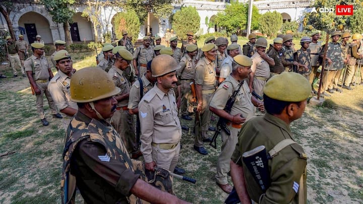 इसके साथ ही सुरक्षा और शांति व्यवस्था बनाए रखने के लिए पुलिस बल के साथ ही सभी अफसर सड़कों पर नजर आए. सभी जिलों के पुलिस अफसरों को लगातार भ्रमणशील रहने और सतर्क रहना होगा.