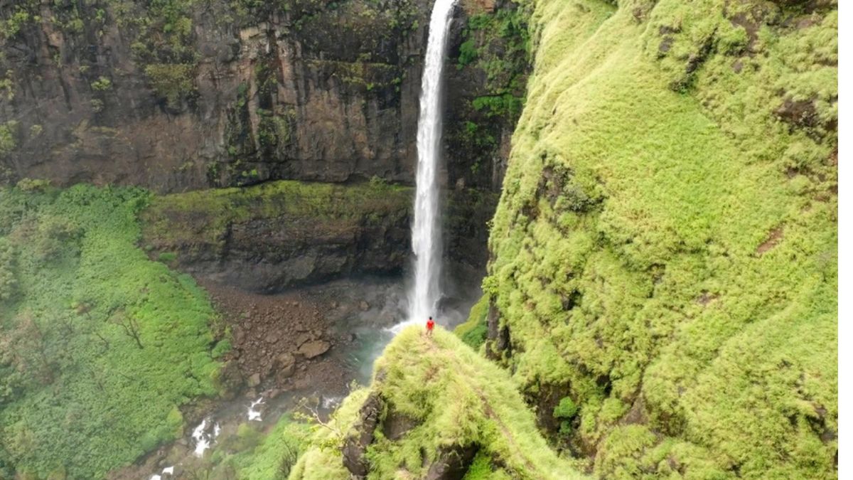 Monsoon Travel : सह्याद्रीच्या कुशीतील 'एक' अद्भूत धबधबा! फार कमी लोकांना माहिती हे ठिकाण, फोटोप्रेमींसाठी पर्वणीच!