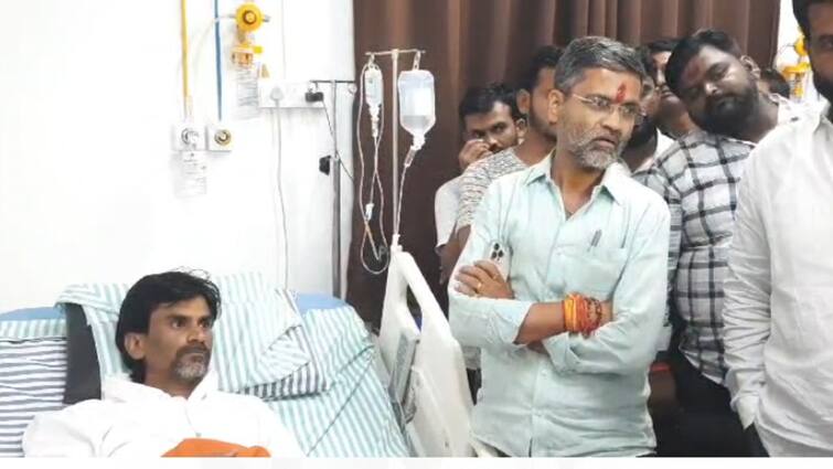 Nilesh Lanke Met Manoj Jarange in Hospital Chhatrapati Sambhajinagar Maratha Reservation Maharashta Marathi News निलेश लंके मनोज जरांगे पाटलांच्या भेटीला, रुग्णालयात जाऊन केली तब्येतीची विचारपूस; म्हणाले आरक्षणावर तोडगा निघालाच पाहिजे