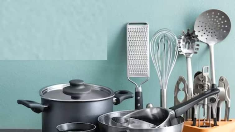 Vastu Tips For Kitchen do not make these 3 mistakes in your kitchen lord laxmi will be angry Vastu Tips : कढई, कुकर आणि तवा... स्वयंपाकघरात चुकूनही 'या' 3 चुका करू नका, नकारात्मक परिणाम देतील