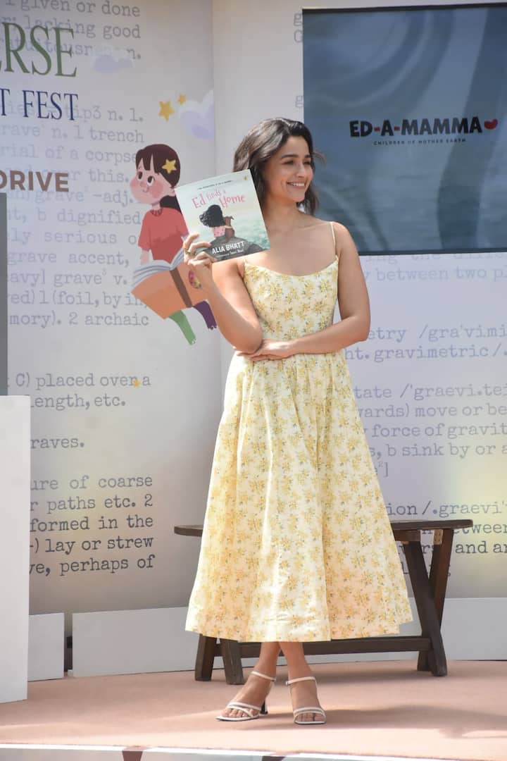 आलिया भट्ट की ये ग्लैमरस तस्वीरें मुंबई की है. जहां पर एक्ट्रेस एक बुक लॉन्च इवेंट में पहुंची थी.