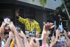 Amitabh Bachchan Pics: संडे दर्शन के लिए अमिताभ बच्चन के बंगले पर पहुंची हजारों फैंस की भीड़, एक्टर ने सादगी से फिर जीता दिल