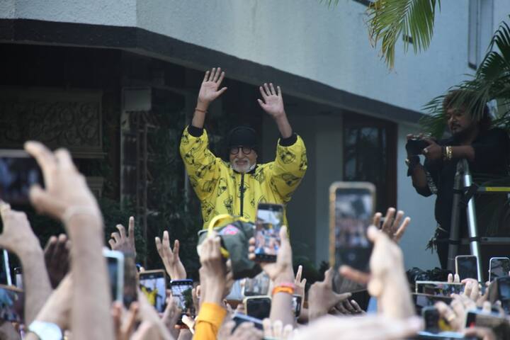 With a wide grin on his face, Amitabh Bachchan greeted his fans and media.