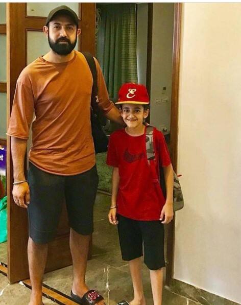 ਗਾਇਕ ਗਿੱਪੀ ਗਰੇਵਾਲ ਦੇ ਪੁੱਤਰਾਂ ਵੱਲੋਂ ਵੀ ਖਾਸ ਤਰੀਕੇ ਨਾਲ ਪਿਤਾ ਦਿਵਸ ਮਨਾਇਆ ਜਾ ਰਿਹਾ। ਉਨ੍ਹਾਂ ਦੇ ਪੁੱਤਰ ਏਕਮ ਨੇ ਤਸਵੀਰ ਸ਼ੇਅਰ ਕਰ ਲਿਖਿਆ, Happy Father’s Day ♥️ Love you @gippygrewal Dad 😍