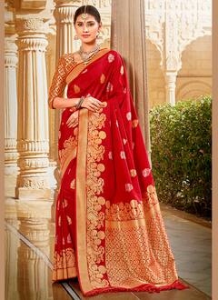 Puja Special Outfits: ਜੇਕਰ ਤੁਸੀਂ ਵੀ ਪੂਜਾ ਦੌਰਾਨ ਲਾਲ ਅਤੇ ਪੀਲੇ ਰੰਗ ਦੇ ਕੱਪੜੇ ਪਾਉਣਾ ਚਾਹੁੰਦੇ ਹੋ ਤਾਂ ਇਨ੍ਹਾਂ ਖਾਸ ਪਹਿਰਾਵੇ ਨੂੰ ਜ਼ਰੂਰ ਟ੍ਰਾਈ ਕਰੋ।