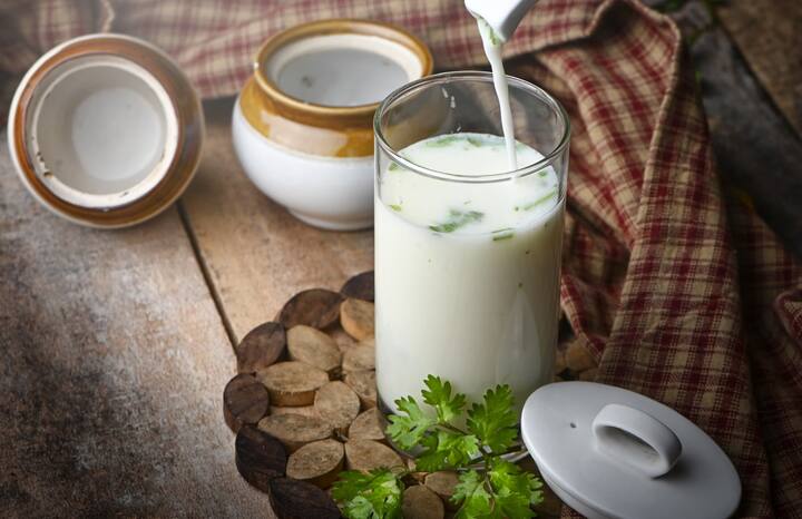 தண்ணீருக்கு பதில் மோர் குடிப்பதால் உடலில் நீயே இழப்பை தடுப்பதோடு பசியையும் அதிகரிக்கலாம். மேலும் குடல் ஆரோக்கியத்தை மேம்படுத்தி செரிமானத்தை அதிகரிக்கலாம்.