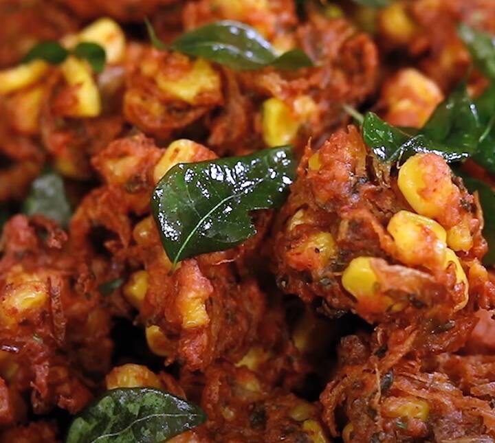 செய்முறை : ஒரு பாத்திரத்தில் வேகவைத்த ஸ்வீட் சோளம், மெல்லியதாக நறுக்கிய வெங்காயம், இஞ்சி, பச்சை மிளகாய், கறிவேப்பிலை சேர்க்கவும்