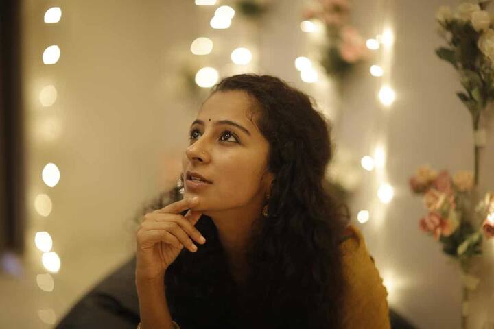 மதுமிதா இயக்கத்தில் வெளியான 'மூணே மூணு வார்த்தை' படம் மூலம் தமிழ் சினிமாவில் அறிமுகமானார்.