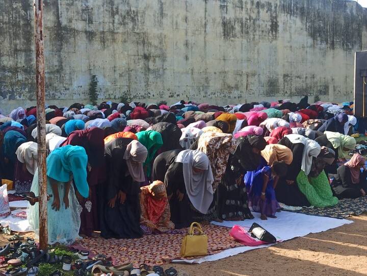 திருச்சியில் இஸ்லாமிய மக்கள் தொழுகையில் ஈடுபட்டனர்