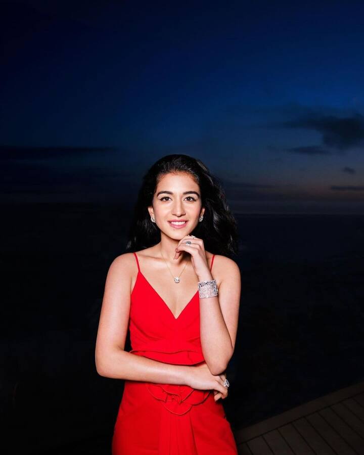 इन तस्वीरों में राधिका मर्चेंट ढलती शाम के बीच कैमरे के लिए पोज दे रही हैं. खुले लहराते बाल और राधिका की ये स्माइल लोगों का खूब दिल जीत रही है.