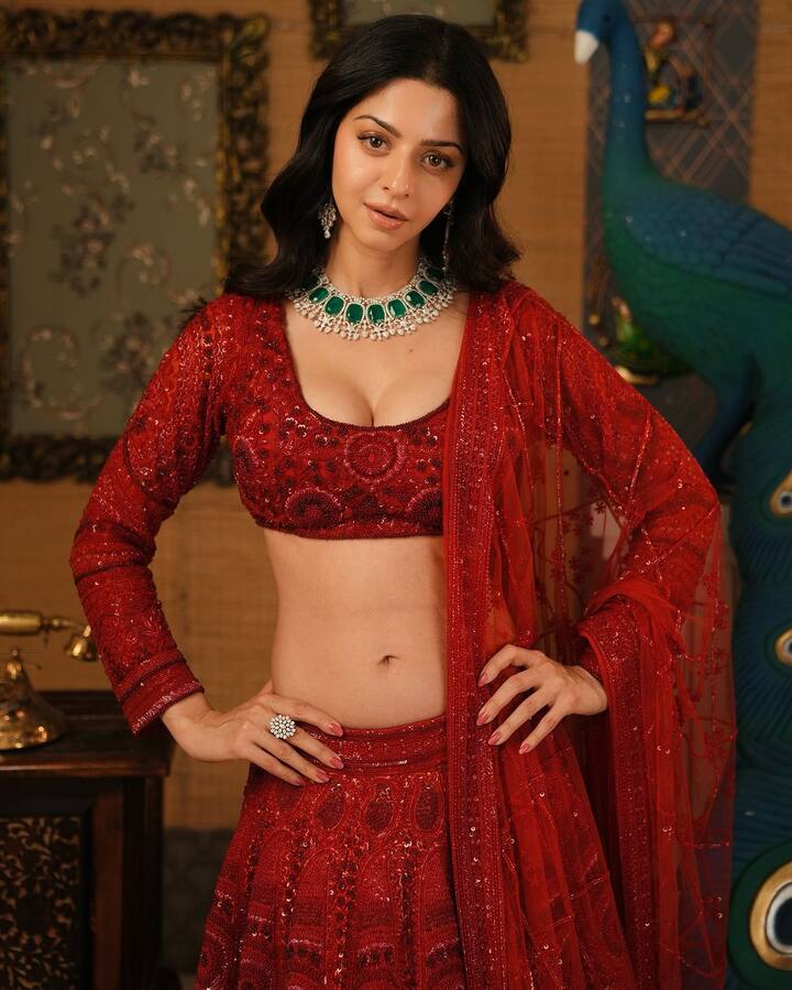 తాజాగా ఆమె షేర్ చేసిన గ్లామరస్ ఫోటోలు కుర్రకారును ఓ రేంజిలో అలరిస్తున్నాయి. అమ్మడు అందాలు చూసి నెటిజన్లు ఫిదా అవుతున్నారు. Photo Credit: Vedhika/Instagram