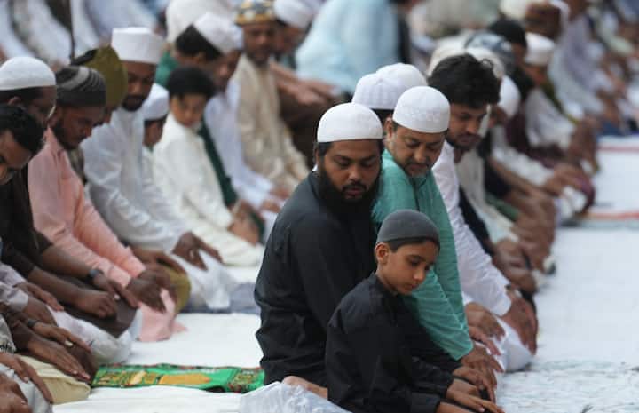 Muslims offer 'namaz' on the occasion of Eid-ul-Adha festival, in Mumbai. (Image source: PTI)