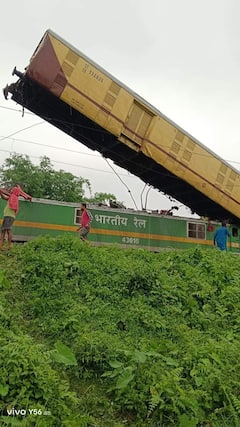 Kanchanjungha Express Train Accident :  पश्चिम बंगालमध्ये कंचनजंगा एक्स्प्रेसचा अपघात, पाहा भीषण दुर्घटनेचे फोटो!