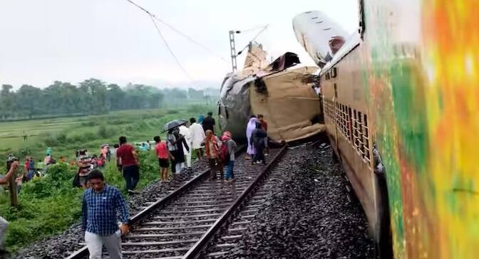 ઈમરજન્સી મેડિકલ ટીમને ઘટનાસ્થળે મોકલવામાં આવી છે. 20-25 લોકો ઘાયલ થયા હોવાના અહેવાલ છે. ભારે વરસાદ વચ્ચે સ્થાનિક લોકોની મદદથી બચાવ કામગીરી ચાલી રહી છે.