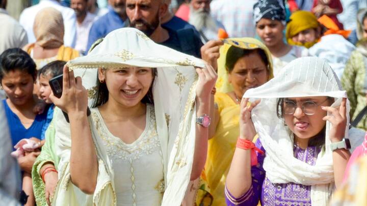 উত্তরবঙ্গ যখন নাজেহাল তখন প্রায় চাতকপাখির মতো বৃষ্টির পথ চেয়ে রয়েছে দক্ষিণবঙ্গ।  কবে নামবে স্বস্তির বৃষ্টি?